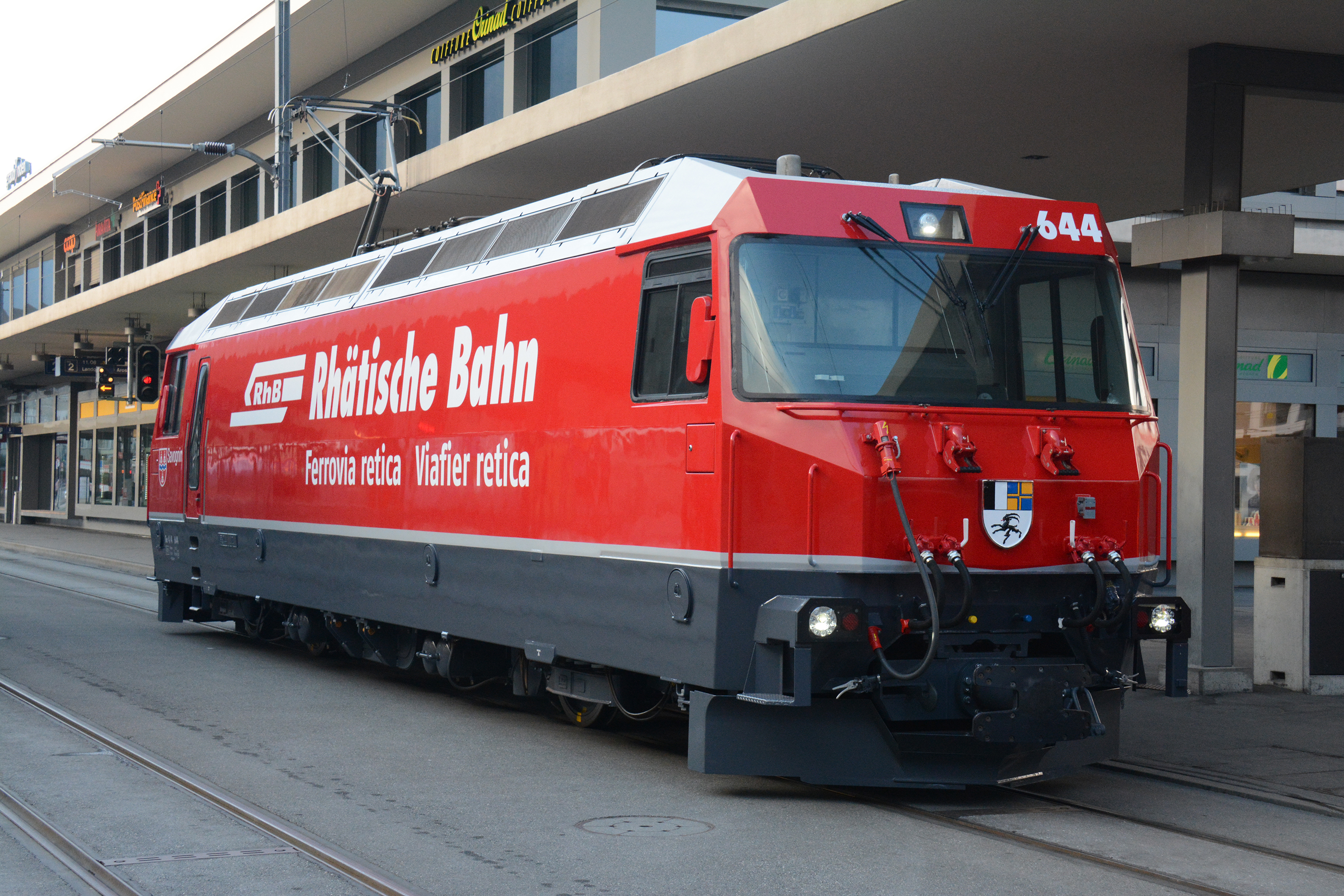 Die RhB als touristische und wirtschaftliche Lokomotive Graubndens prsentierte anlss-lich der Jahresmedienkonferenz am Bahnhof Chur die erste totalrevidierte Lok Ge 4/4 III, welche die Nummer 644 und den Namen Savognin trgt.