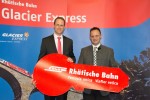 Schlüsselübergabe an den neuen RhB Direktor Renato Fasciati (links im Bild) von Verwaltungsratspräsident  Herrn Stefan Engler (rechts im Bild). 