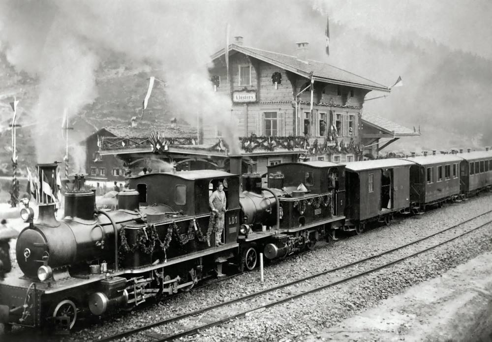 Die Rede ist von der ersten Lok der RhB, der Dampflok mit dem klingenden Namen RHTIA. Sie fhrte 1889 den ersten Bndner Zug von Landquart nach Klosters und war damit Vorbotin des wirtschaftlichen Aufschwungs in Graubnden. Die RHTIA hat nationale Bedeutung als eine der ltesten Lokomotiven der Schweiz.