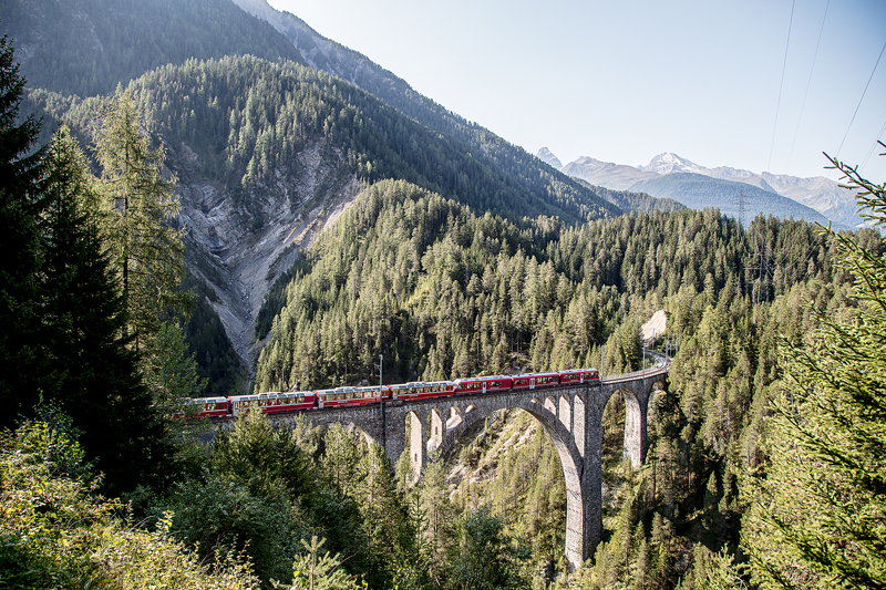 Foto: RhB.  Rhtische Bahn / Andrea Badrutt, 08.09.2017 / Allegra-Zweispannzugbetrieb / ZTZ, Davos Platz - Filisur, Panoramawagen Bernina Express auf dem Wiesenerviadukt