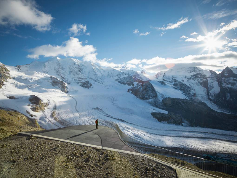 Das Pauschalangebot im Bernina Express ab Landquart/Davos entfhrt die Reisenden in die luftigen Hhen der Bergstation Diavolezza auf 2 978 m . M.  teuflisch schne Aussichten auf die legendre Gletscherwelt des Bernina-Massivs garantiert. 