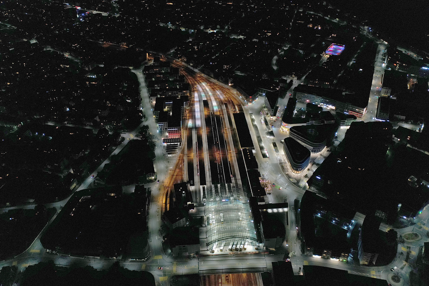 Der Bahnhof Chur erstrahlt in neuem Licht:Luftaufnahme bei Nacht vom Bahnhof Chur. : IBC, Aufnahme: Sandro Dietrich
