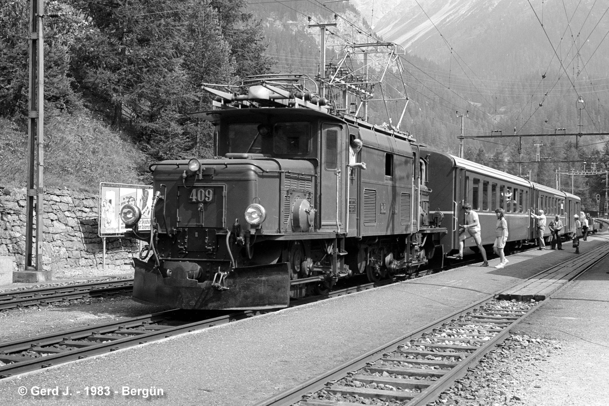 Ge 6/6 I der RhB Loknummer 409 mit Personenzug und Autoverladewagen im Bahnhof Bergün am 17. Juli 1983. 