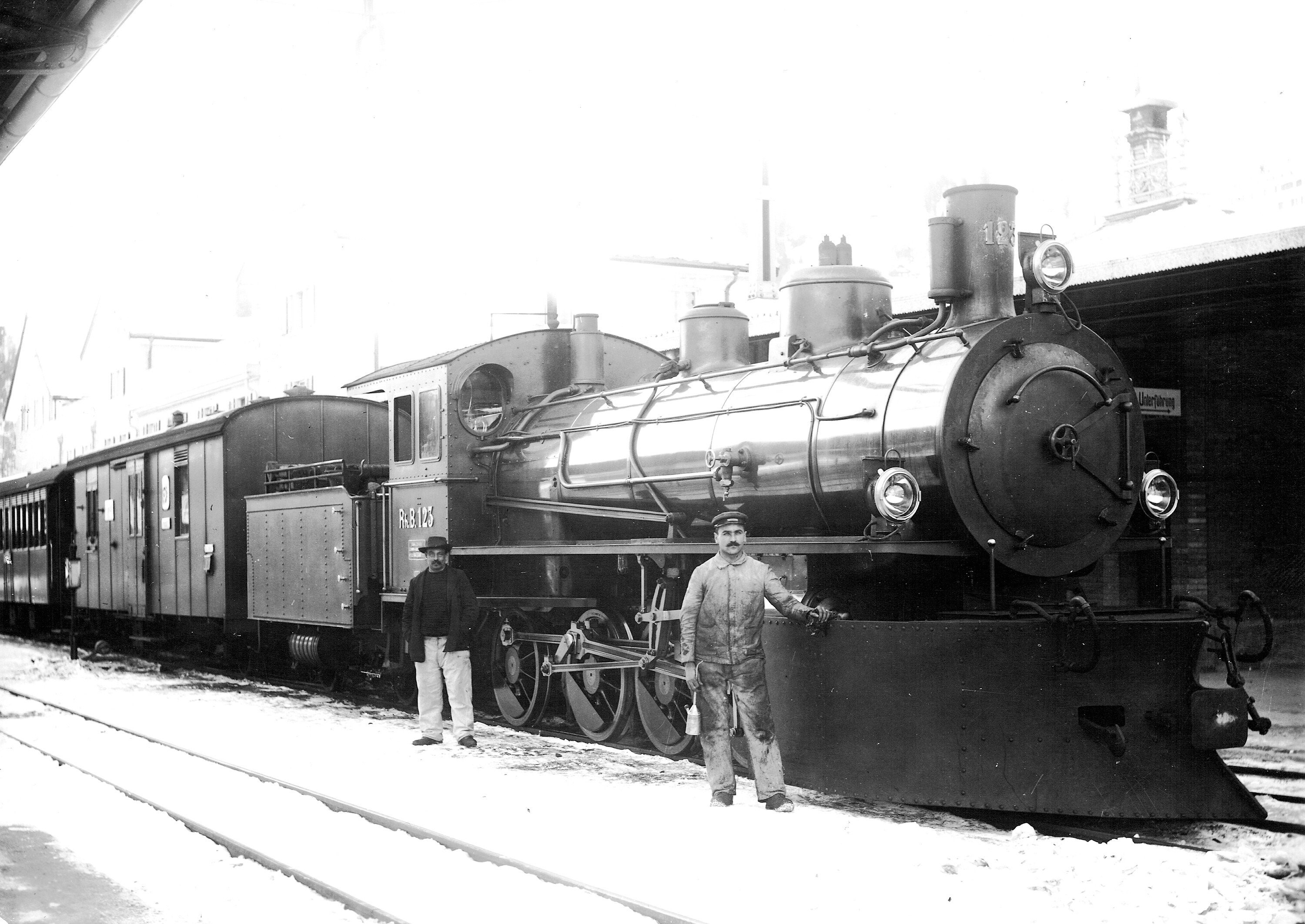 Blick zurck! Stolz steht das Personal bei der Dampflokomotive, G4/5 123. Der groe Schneerumer wurde nur fr den Winterbetrieb vorgespannt und musste an jedem Endpunkt gewendet werden. 1913 war das letzte Jahr, in dem Dampflokomotiven nach St. Moritz verkehrten, weil im folgenden Jahr wegen der Kohleknappheit die Zge in Bever oder Samedan mit elektrischen Lokomotiven bespannt wurden. Stolz steht das Personal bei der Dampflokomotive, G4/5 123. Der groe Schneerumer wurde nur fr den Winterbetrieb vorgespannt und musste an jedem Endpunkt gewendet werden. 1913 war das letzte Jahr, in dem Dampflokomotiven nach St. Moritz verkehrten, weil im folgenden Jahr wegen der Kohleknappheit die Zge in Bever oder Samedan mit elektrischen Lokomotiven bespannt wurden. 