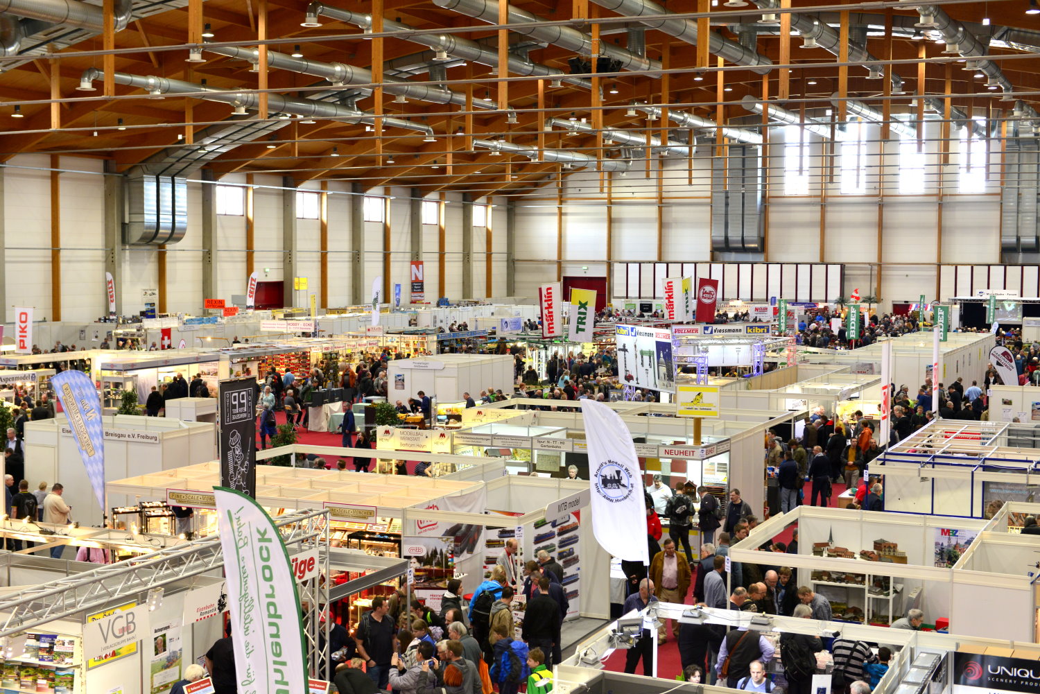 Die gut gefllten Messehallen bei 100% Modellbahn und Zubehr fr die Modellbahn in Sinsheim 2017.  