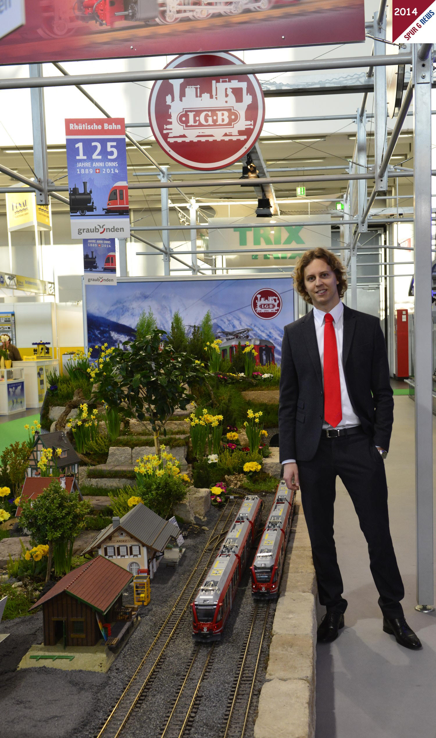 Herr Florian Sieber kann sichtlich stolz auf seine Mannschaft und die Firmengruppe Mrklin-Trix-LGB sein.Hier auf dem eigenen Messestand der Internationalen Spielwarenmesse in Nrnberg am 30.01.2014.