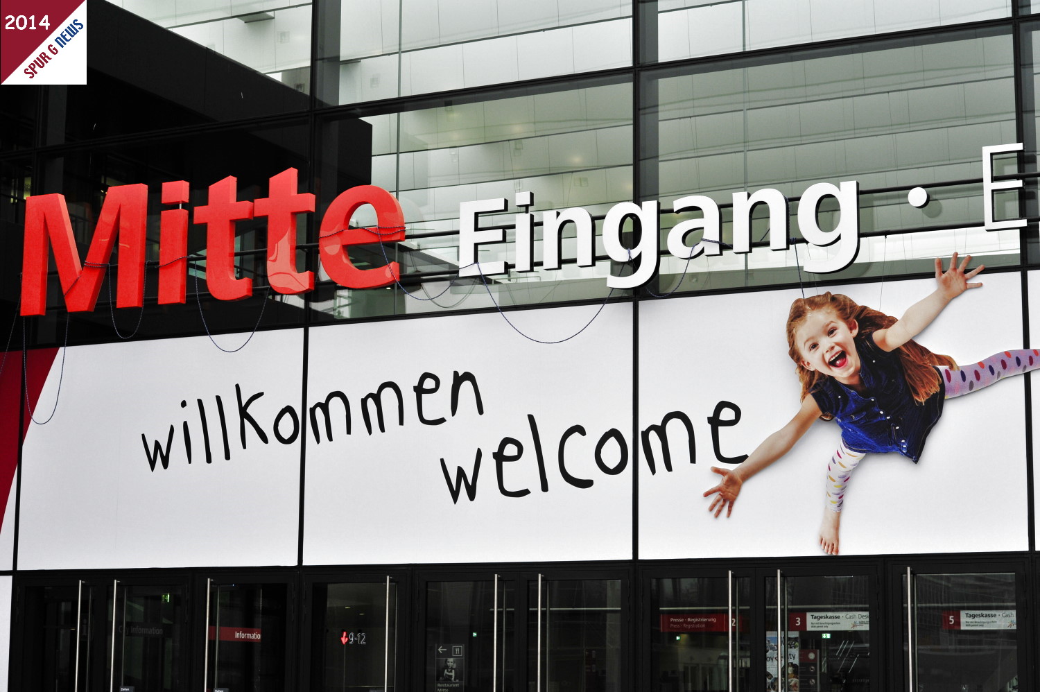willkommen - welcome - Mit offenen Armen werden die Aussteller und Besucher bei der internationalen Spielwarenmesse in Nrnberg empfangen. 