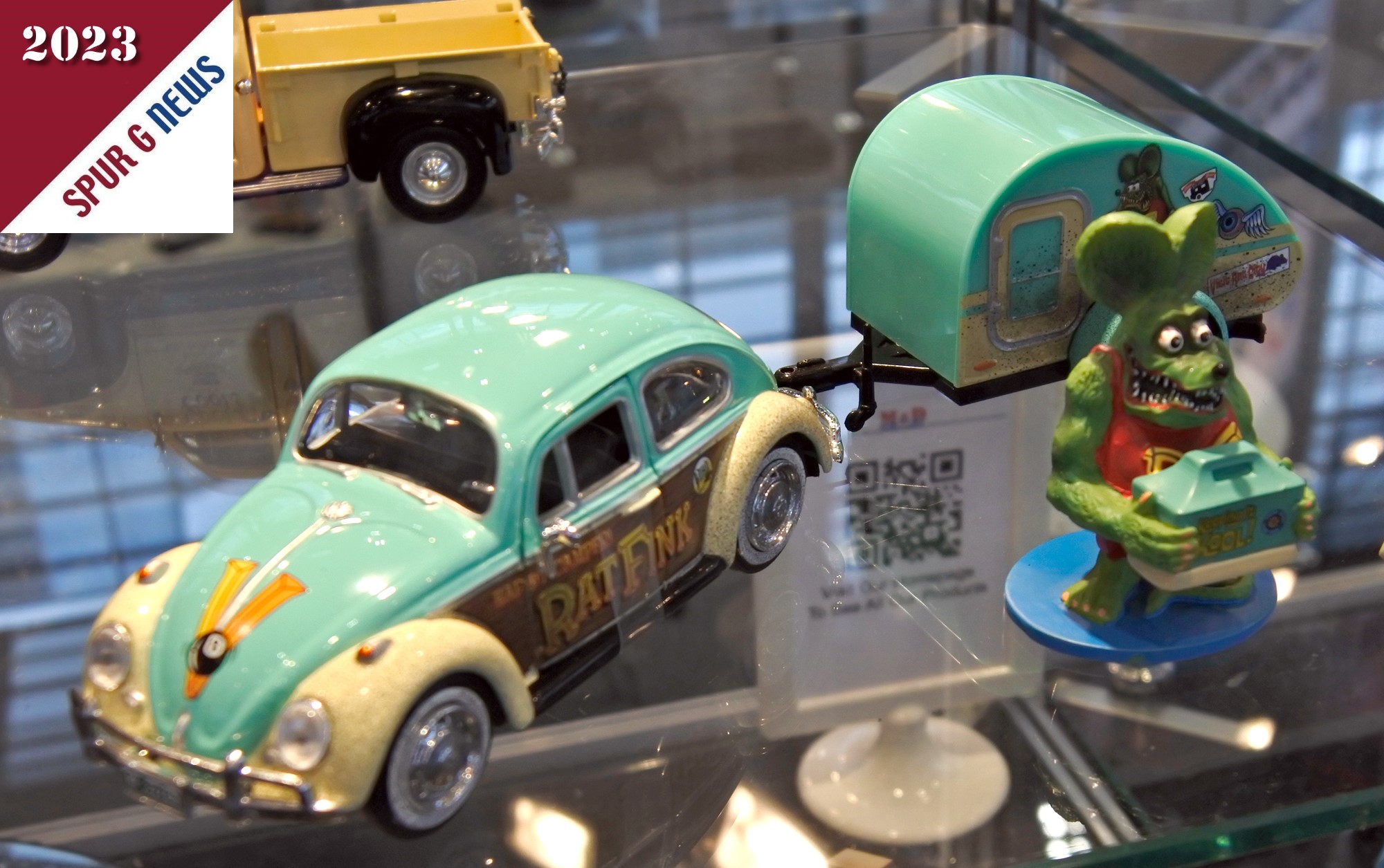 Bild links ist es ein Volkswagen Kfer mit kleinem runden Anhnger in Tropfenform und der Bezeichnung "Rat Fink". Eine Cartoonfigur aus der Hot-Rod Szene. 