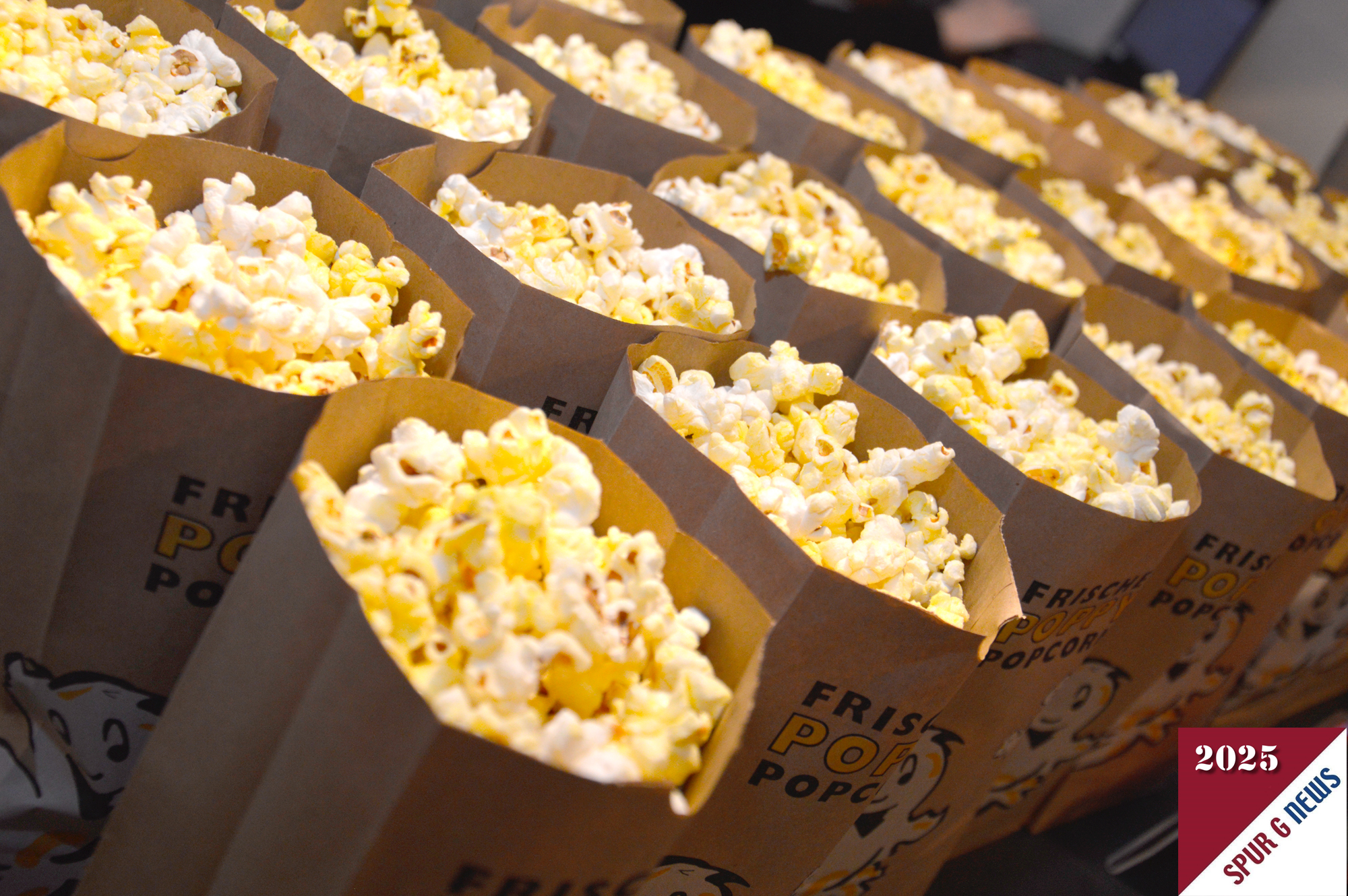 Zu einer Veranstaltung im Deluxe Kino gehrt auch Popcorn. Dies wurde in s oder salzig angeboten. Schne Geste. 