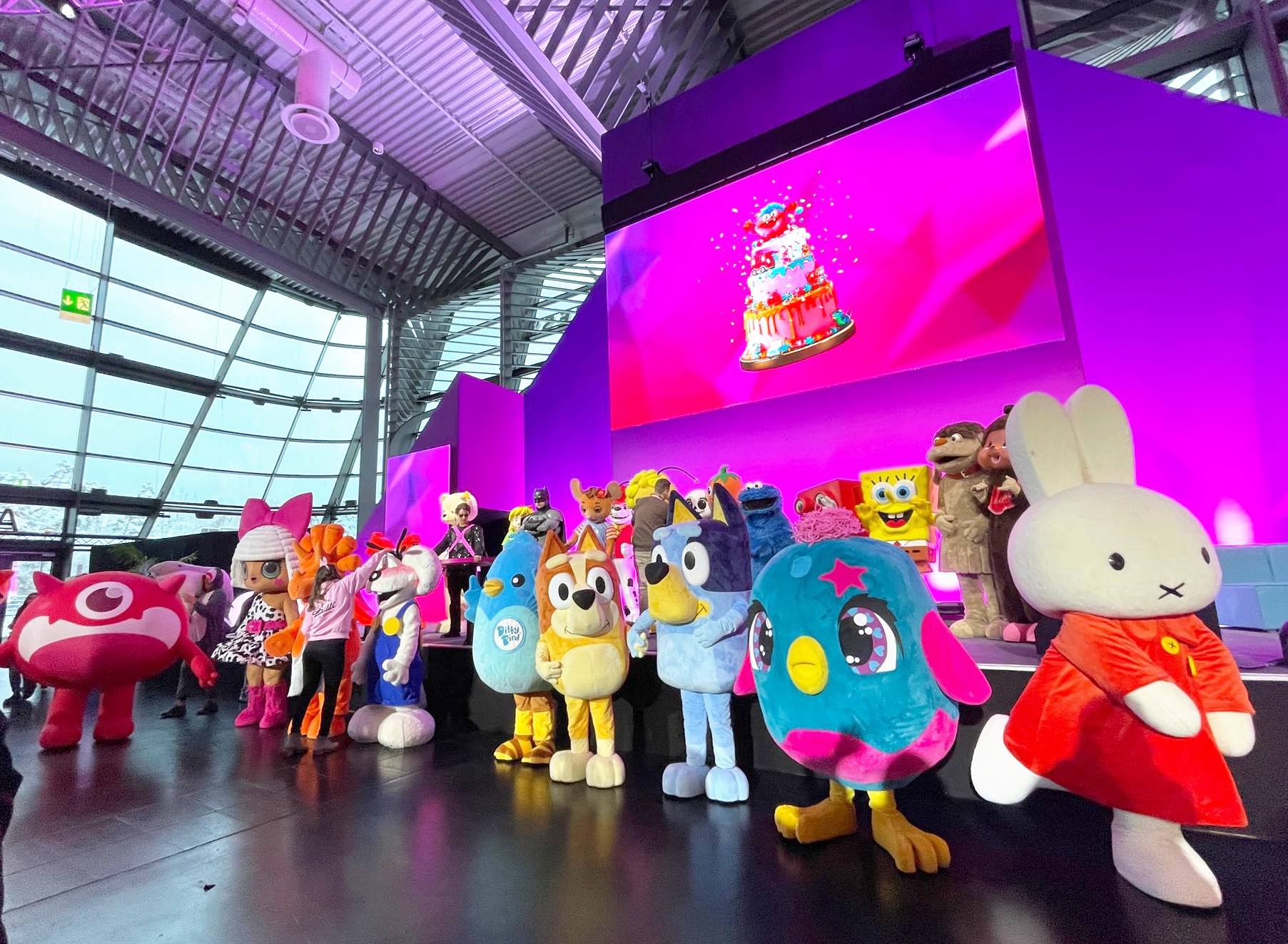 Die Walking Acts in Lebensgr��e haben vor und auf der B�hne aufstellung genommen. Diesmal nicht von der Roltreppe im NCC zum Eingang sondern gleich in der gro�en Halle 3A im Messezentrum. 