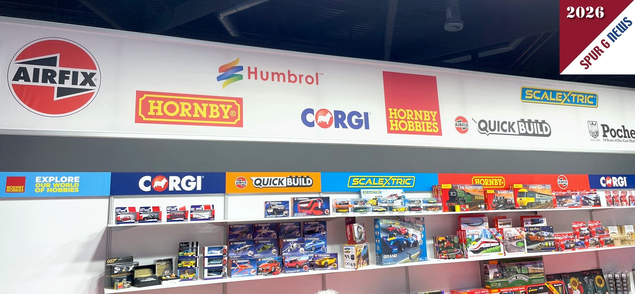 In der "Eisenbahnhalle" 7 - in der noch 4 Modellbahnfirmen zu finden sind, ist bei HORNBY auch AIRFIX als Firma untergebracht. Der Stand von Hornby hat meh rmit Modellautos und Rennbahn zu tun als mit der Eisenbahn. 