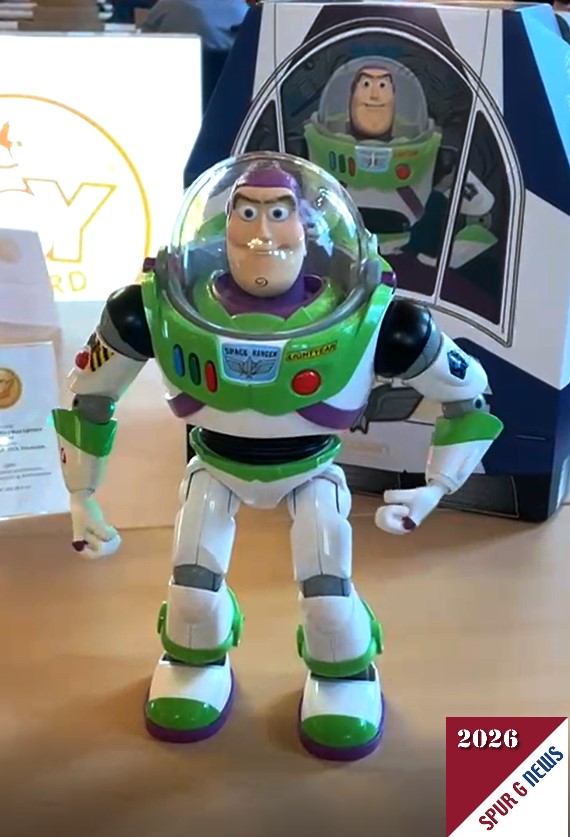 Schon immer vom Film ToyStory fasziniert gibt es einen BUZZ LIGHTYER Robot. Hergestell von der Franz�sischen Robosen Robotics tanzt die Figur durch Zuruf und kann auch mit einem Tablett gesteuert werden. 