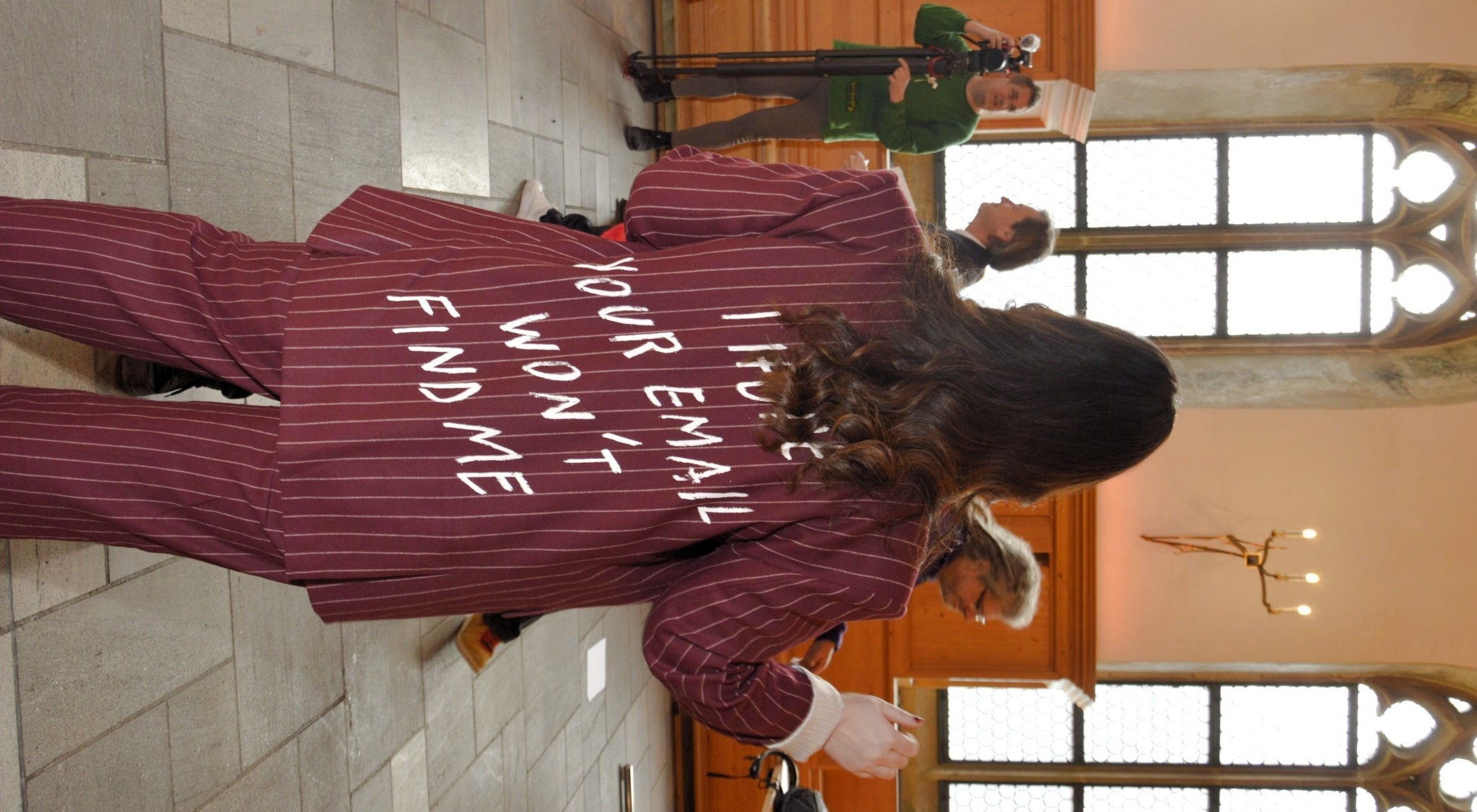 �Ich hoffe, Ihre E-Mail erreicht mich nicht� ist eine humorvolle, nachvollziehbare Redewendung, die die �berforderung durch digitale Kommunikation ausdr�ckt. Sie wird oft ironisch verwendet, nachdem man zu viele Nachrichten oder Werbeangebote erhalten hat, und signalisiert den Wunsch, sich von dem st�ndigen Strom an E-Mails, Benachrichtigungen und PR-Versuchen auf Plattformen wie LinkedIn, WhatsApp und E-Mail selbst zu distanzieren. Sie verdeutlicht die Herausforderung, die Informationsflut zu bew�ltigen.