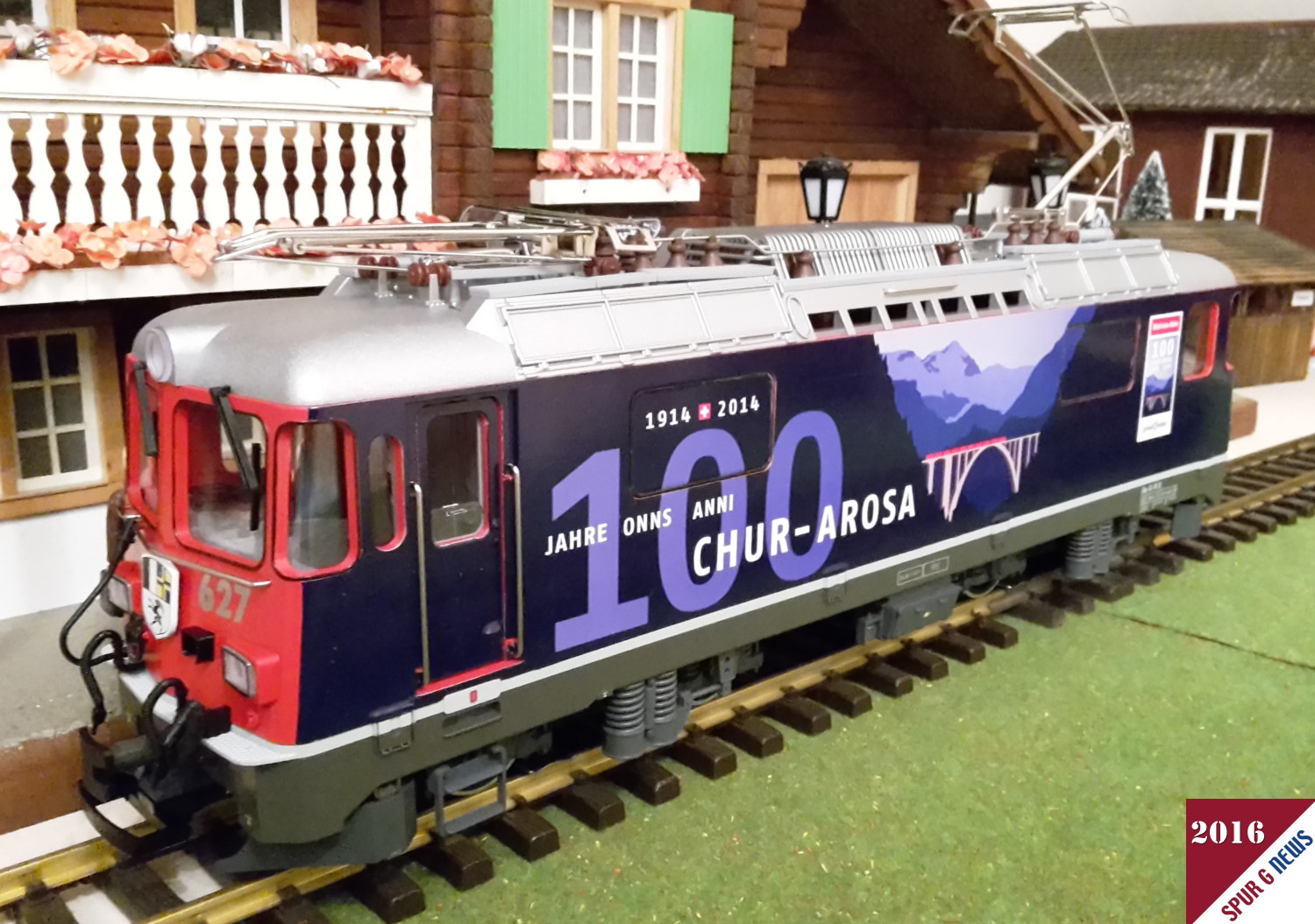 Nicht nur die 100 Jahre Bernina-Express Lok wurde von Michael Strecke in der Ge 4/4 II Ausfhrung der RhB gefertigt. Hier ist dann die 100 Jahre Chur Arosa Lok vor dem Bahnhof Wiesen - alles im Modell versteht sich - aufgestellt.  