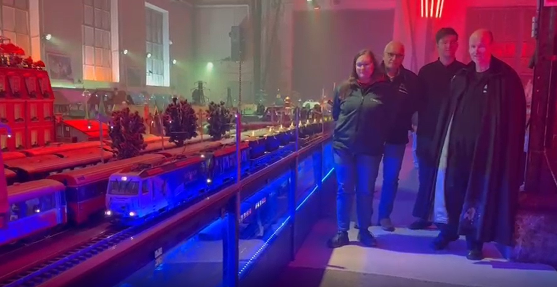 Die letzten Fahrten mit vielen Sonderzgen und einem Ausfhrlichen Statement im Video. (Rechts im Bild - mit Umhang: Jrgen Drexler)