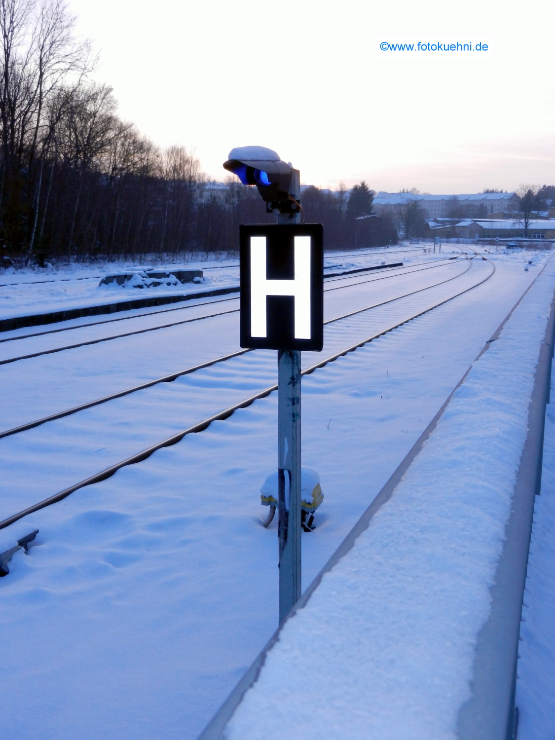 Haltetafel mit blauem Licht am Bahnhof in Sebnitz - 26.01.2013