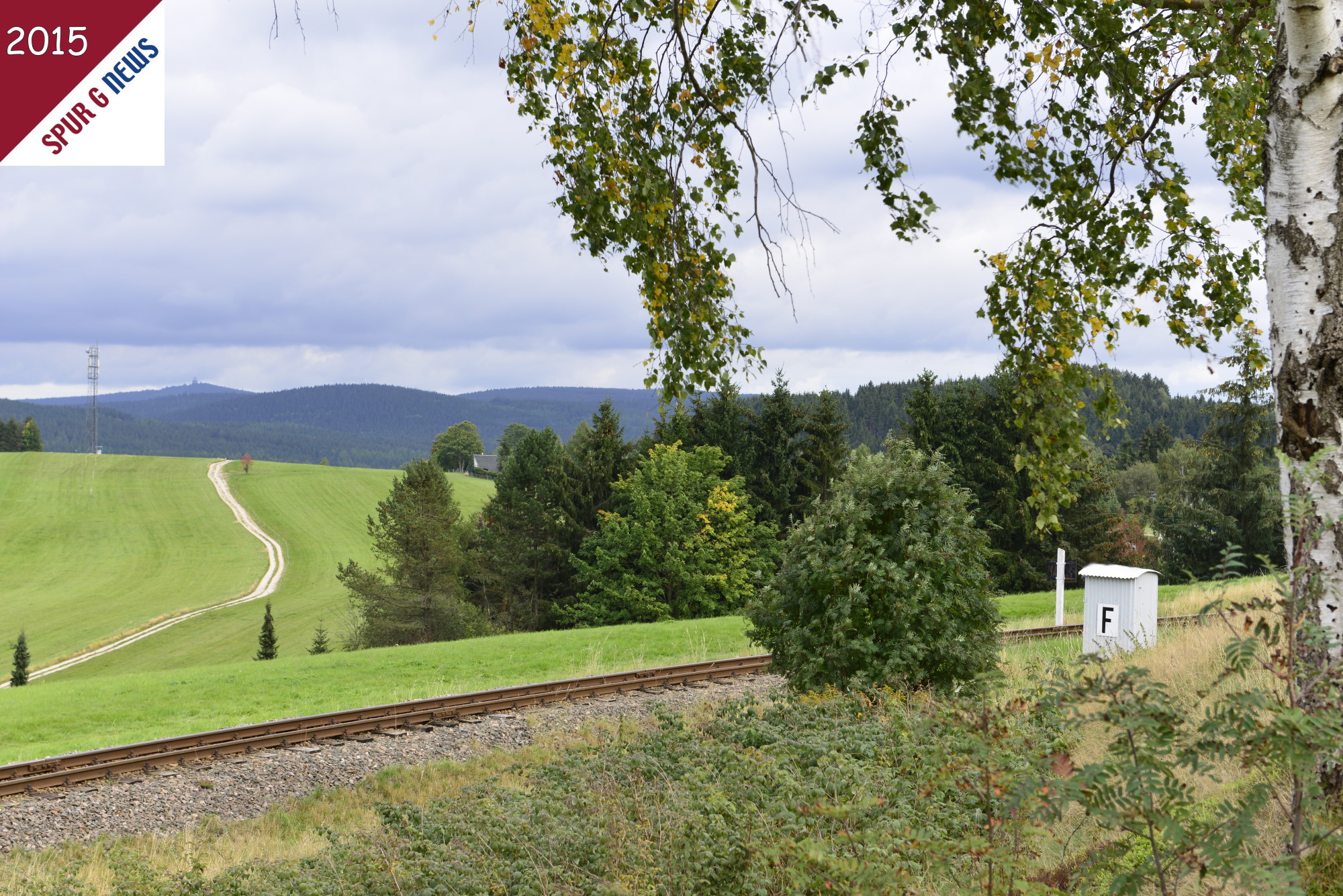 Ein Bild ohne Lok oder Zug! So herrlich ist die Landschaft in Sachsen am Sonntag, den 27. September 2015 gewesen. Kurz hinter dem Bahnhof Schnheide mit Blick Richtung Annaberg mit dem Aussichtsturm auf den Phlberg.  