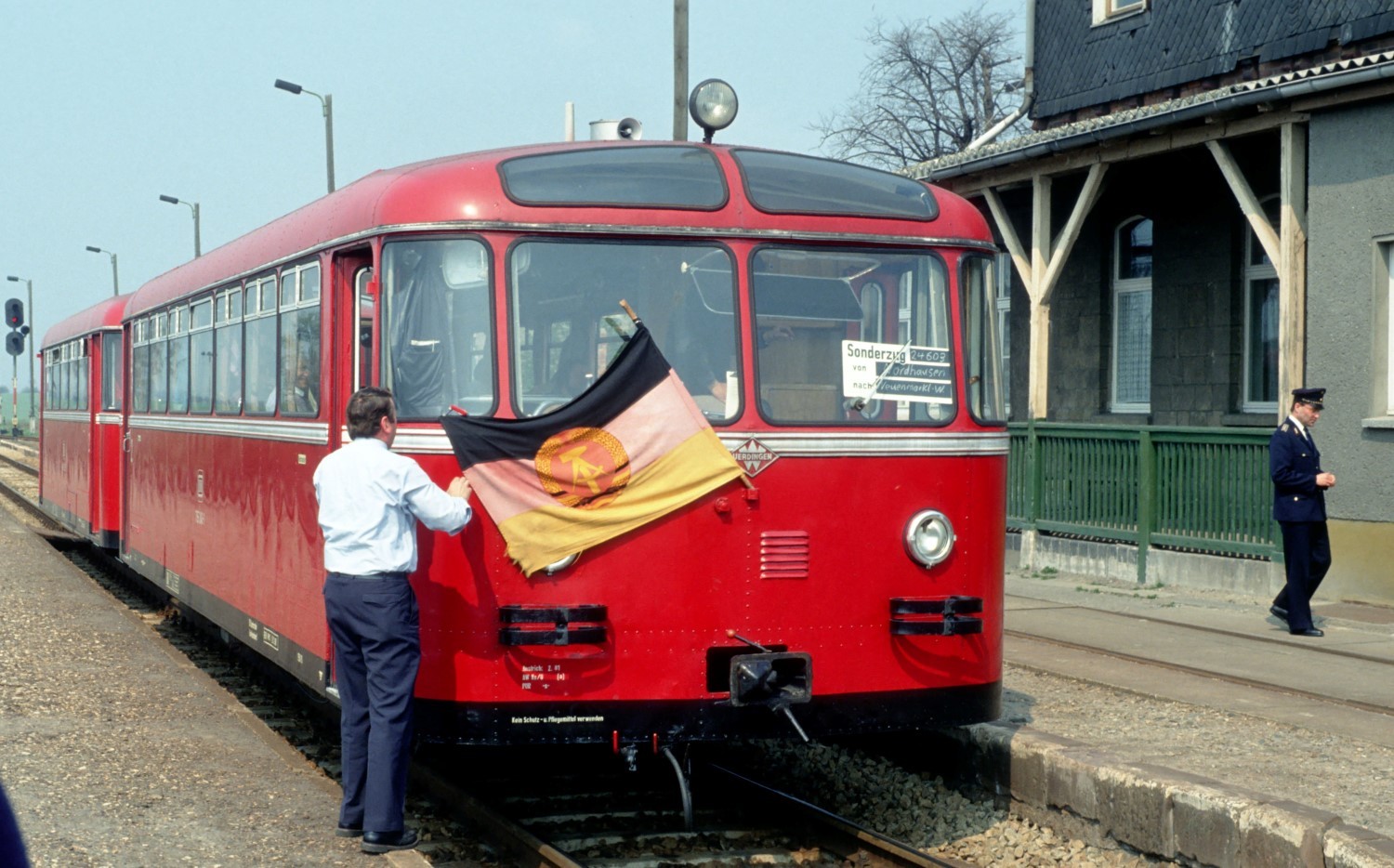 Das DDM Neuenmarkt hatte 1991 fr mehrere Wochen den legendren Museums-Schienenbus VT 95 gechartert, um die oberfrnkischen Nebenbahnen wie in den 1960er Jahren zu befahren. Zum Auftakt ging es aber auf eine Marathon-Tour ber den Frankenwald auf die Gleise der Deutschen Reichsbahn und nach Querung des Rennsteiges bis nach Nordhausen  die Schmalspurbahnen des Harzes brachten dann weitere Hhepunkte dieser Reise, die Roland Fraas mit dem Fotoapparat begleitete.