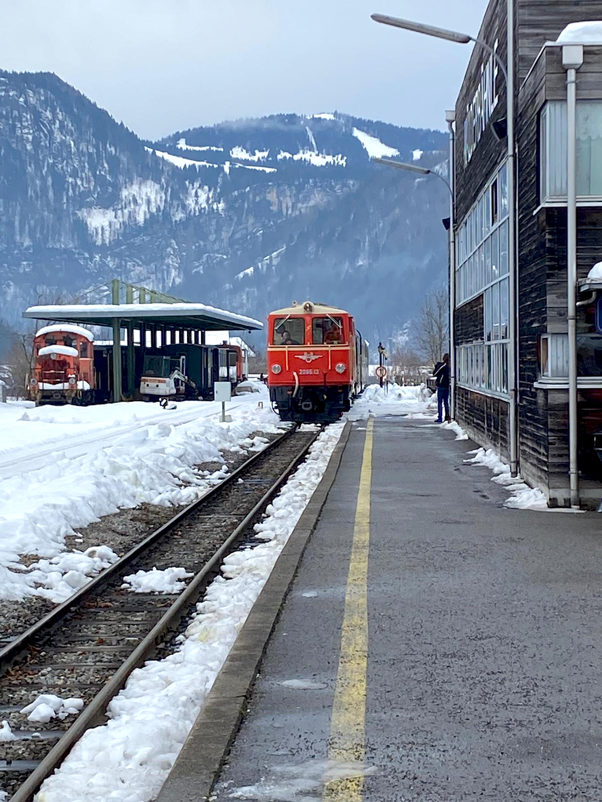 Einfahrt des Zuges mit der Museumslok 2095.13 in den Bahnhof Bezau.  Am 09. Dezember 2023 machte sich ein Modellbahner vom Modelleisenbahnclub Bayreuth (MEC) auf den Weg zum Bregenzer Wald. 