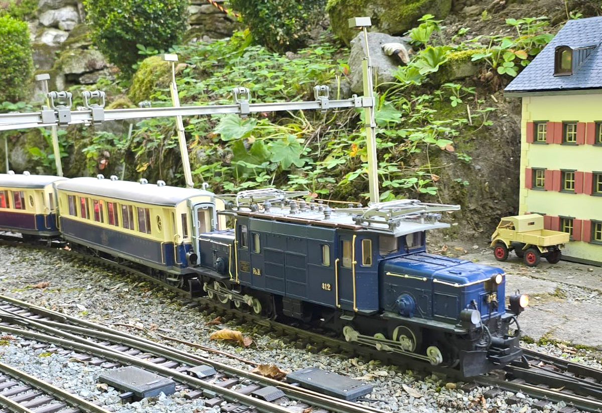 Oldtimerzug auf der Gartenbahnanlage in Eschershausen beim 21. GaBa Treffen in Sdniedersachsen. Krokodil in blauer Sonderlackierung mit den blau/beigen Salonwagen des Pullmann - Express Zuges. 