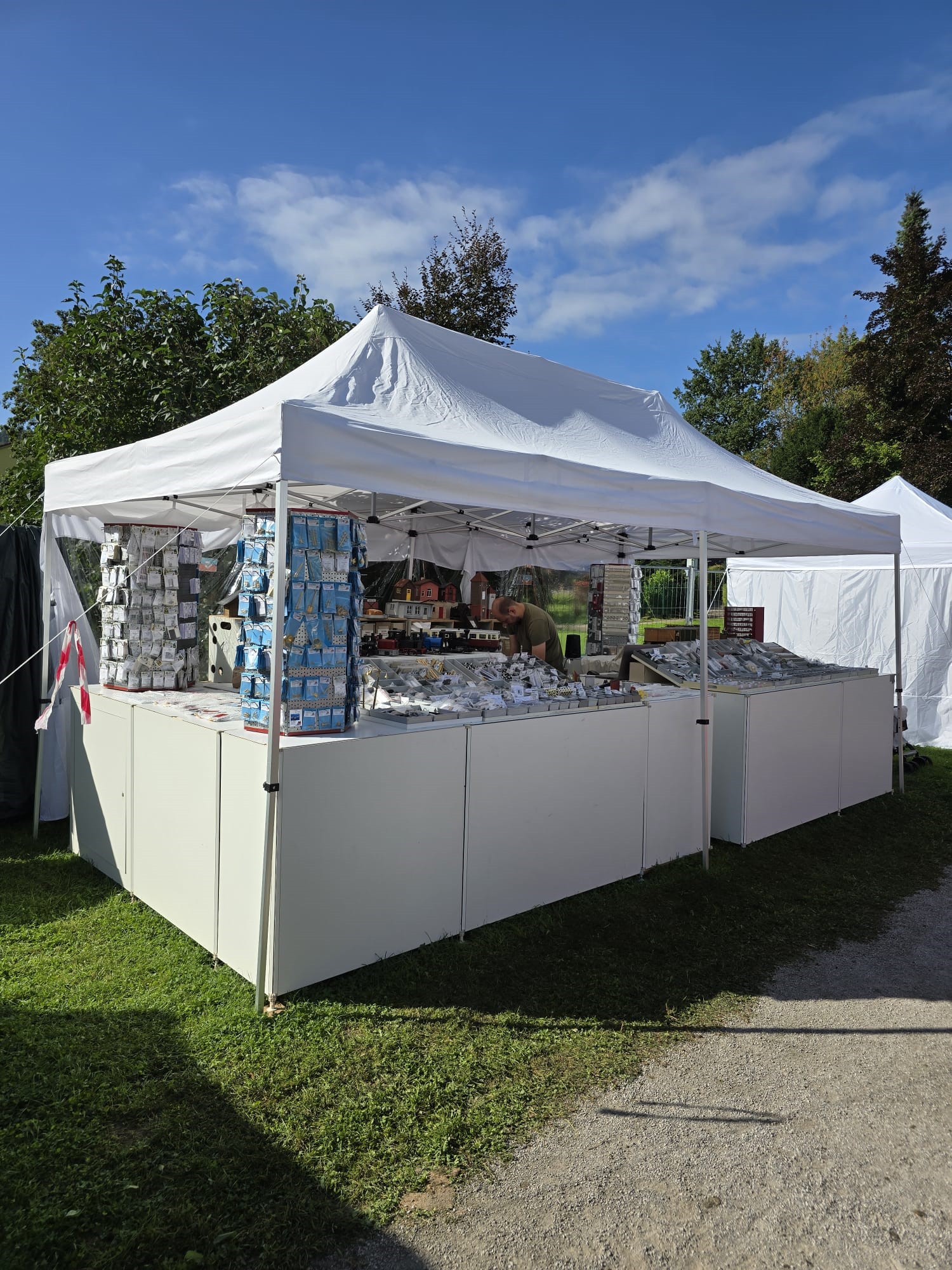  Sven Binnewald hat seinen Stand mit Figuren, Zubehrteilen, Schildern und Eigenmarken auch in Eschsershausen gut ausgestatte. Wer hier ein Kleinod fr die Gartenbahn braucht ist bei Ihm gut aufgehoben. 