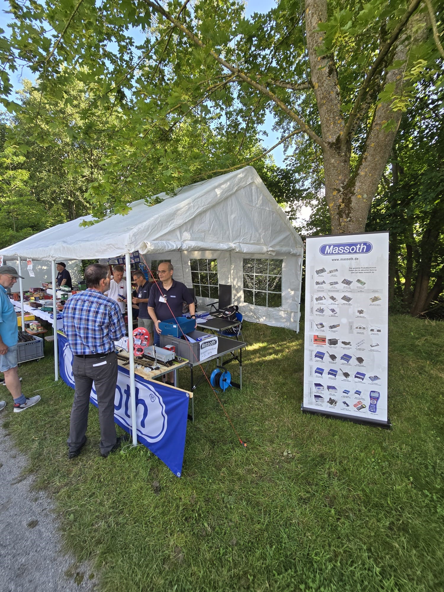 Seit 1.8.2024 ist die neue Massoth Firma nun gegrndet. Wie immer auf den Gartenbahnausstellungen ist Massoth mit dem Stand und den bekannten Servicetechnikern vor Ort. Hier Frank Nller im Gesprch mit Kunden. 