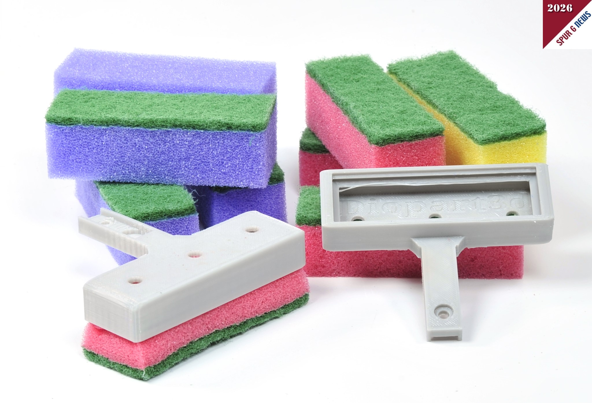 Ausgepackt kamen die beiden Schienen Gleis Reiniger mit 9 Schw�mmen zum Vorschein. Auf dem Angebotsbild auf E-Bay sind die aus PETG (Kunststoff) bereits geschliffen und lackiert. Die Kunststoffhalter werden im 3D Druckverfahren hergestellt und ungeschliffen und unlackiert ausgeliefert. Lt. Beschreibung sind die Halter UV best�ndig und bis ca. 70 Grad Formstabil. Die beigef�gten Schw�mme sind bereits auf die Gr��e des Schienen Gleis Reinigerhalters zugeschnitten. Meine Erfahrung im "Handbetrieb" haben immer gute Ergebnisse gebracht. Wer die Schw�mme im Freien l�sst sollte jedoch nach jedem Regen den Wagen von den Gleisen nehmen wenn der Strom eingeschalten wird. Durch die Feuchtigkeit im Schwamm kann es zu einem Kurzschluss kommen. 