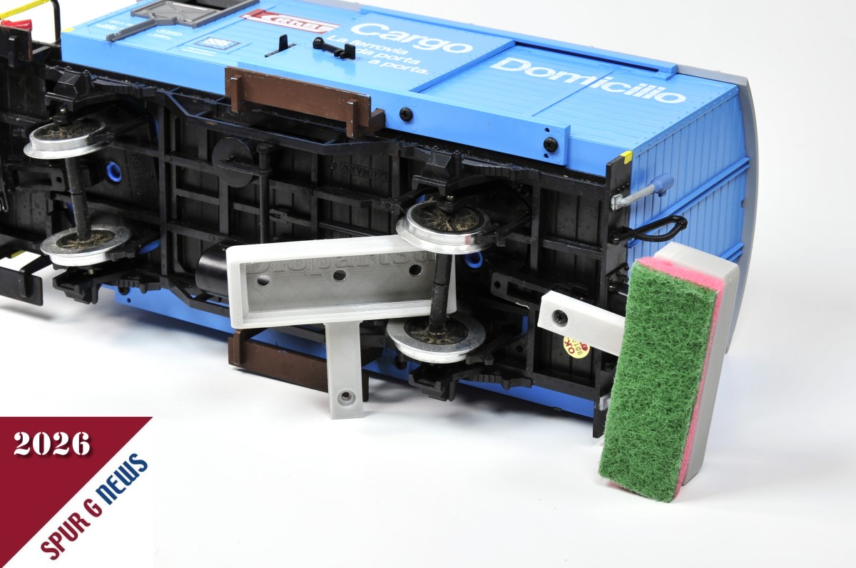 So sieht der angeschraubte Schienen Gleis Reiniger mit Schwamm angeschraubt aus. Links daneben der zweite bestellte Halter ohne Schwamm.