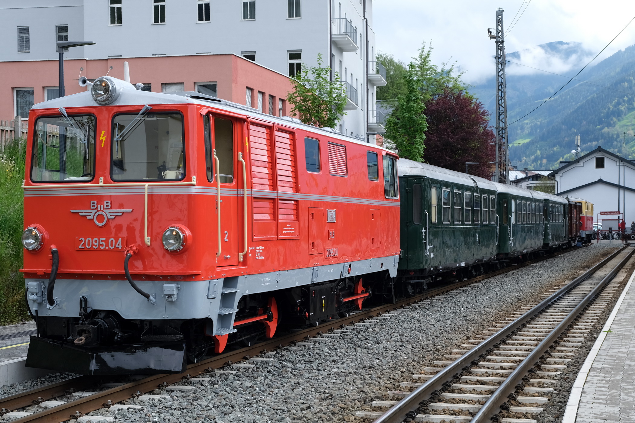 Ganzzug mit ÖBB 2095.04 in rot mit 3 Personenwagen Bauart  B4ip_s, Nr. 306, Nr. 307 und Nr.354, dem Jubiläumsgüterwagen PLB - GGm_s 601 (LGB Museumswagen 2023) und der Lok 2095.01 der SGP in rot/beige. 