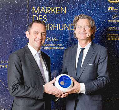 Mrklin Marketingleiter Jrg Iske (links im Bild) erhlt von Dr. Florian Langenscheidt die Auszeichnung zur Marke des Jahrhunderts - Stars 2016. Damit zhlt Mrklin zu den strksten Marken Deutschlands, die in der gleichnamigen Sonderedition vorgestellt werden.