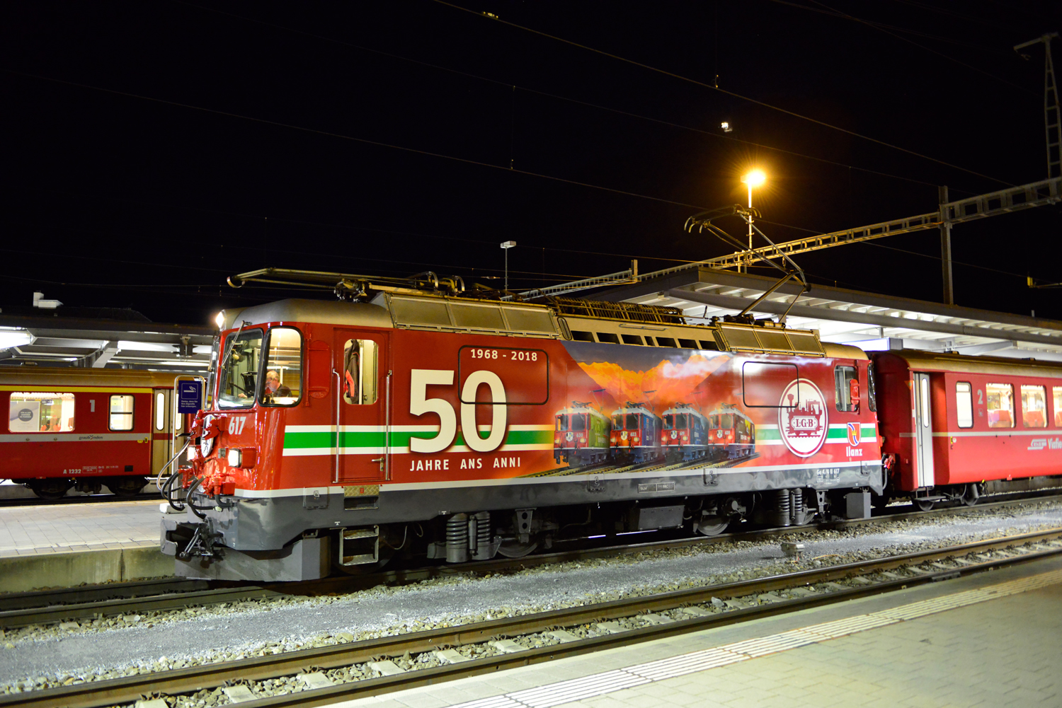Nachtaufnahme im Bahnhof Chur. Als wir von der Bernina-Fahrt mit den BEX Wagen und dem Allegra von Tirano zurckgekommen sind, stand Sie da. Die von LGB mit Werbung versehene  Ge 4/4 II Nr. 617 Ilanz. 
