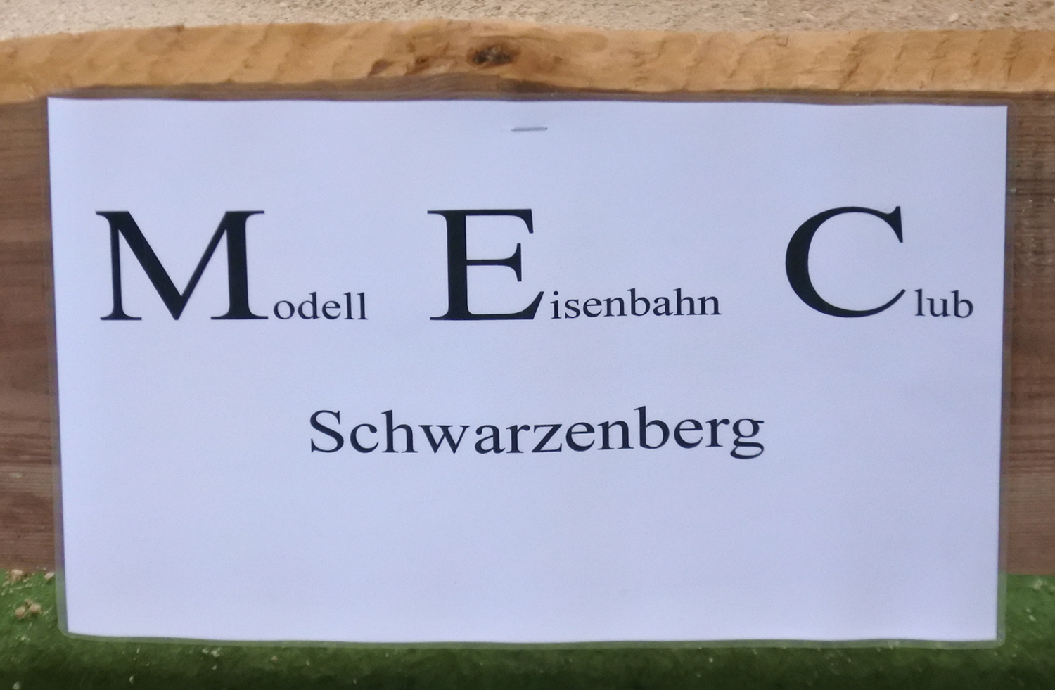 Der MEC - Modell Eisenbahn Club in Schwarzenberg - baute eine einmalige Anlage mit Teich, Straen und natrlich Gartenbahnen auf. Steigungen sind fr die eingesetzten Zge kaum ein Hinternis. 