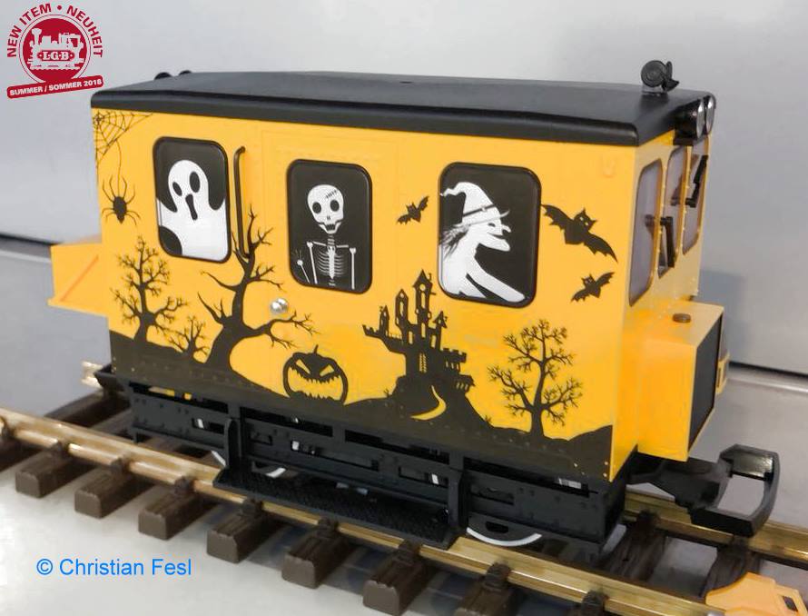 Modell eines typischen Arbeitswagens "Gang Car" wie er bei vielen amerikanischen Bahngesellschaften im Einsatz war und teilweise heute noch ist. Feindetaillierte Aufhrung in gelber Farbgebung, beidseitig bedruckt mit typischen Halloween-Motiven.