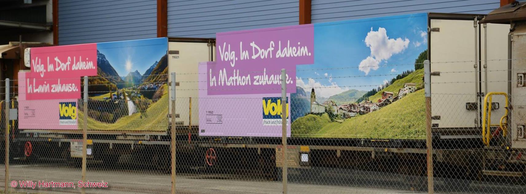 Bild oben: die beiden Khlcontainerwagen "In Lavin zuhause" und "In Mathon zuhause" vor den Laderampen der VOLG AG in Landquart in der Schweiz. Danke an Willy Hartmann fr das Bild. 