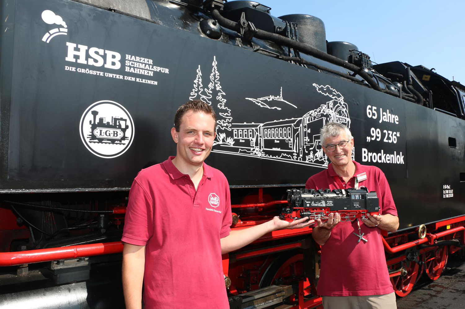Hendrik Hauschild (links) und Andreas Franz (rechts) prsentierten bei herrlichstem Sommerwetter das LGB Model 26817 vor der Original 99 221. Das Event fand am Wochenende 12. und 13. Juni 2020 bei der Harzquerbahn statt. 