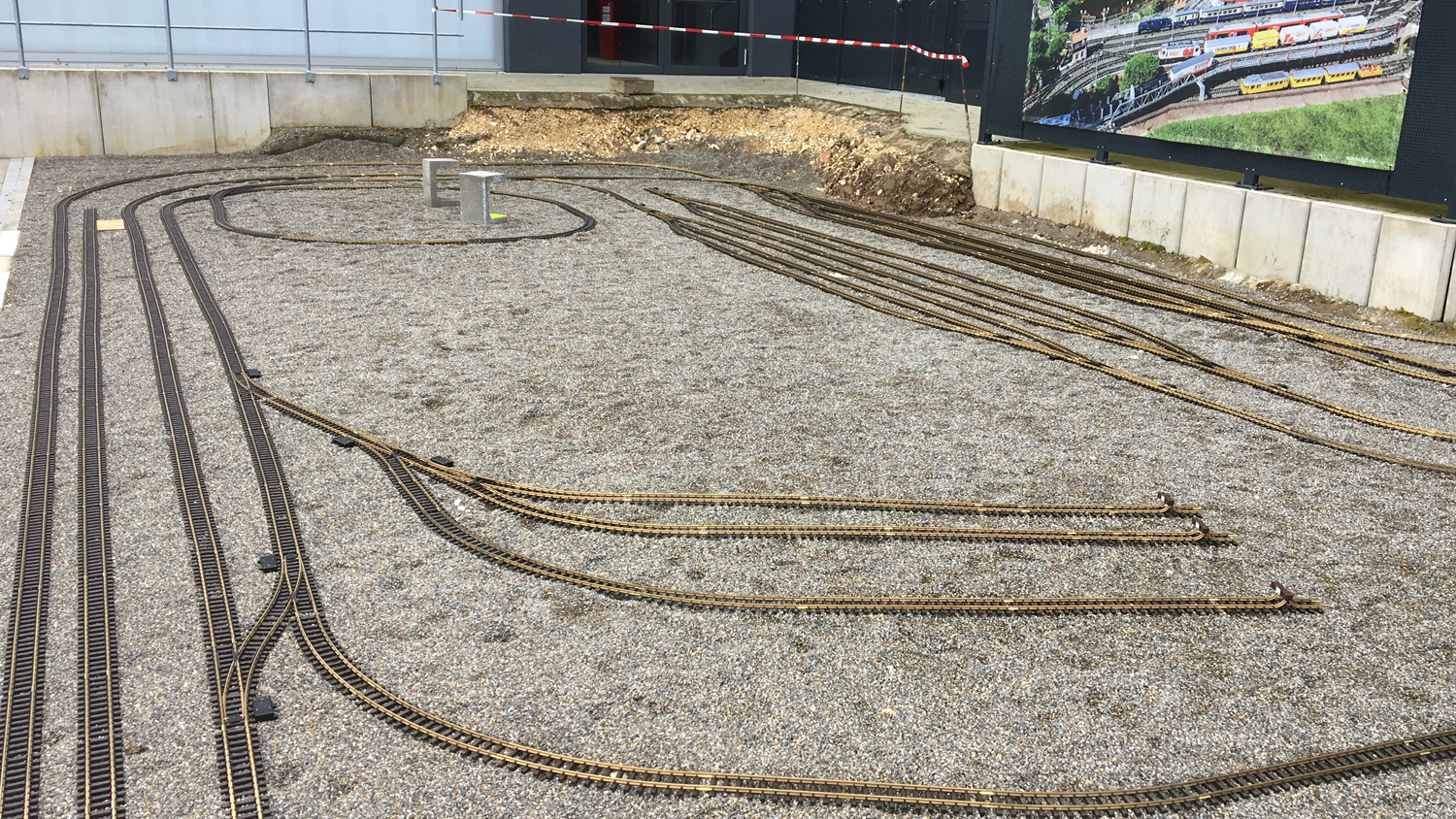 bersicht der Gleise mit zwei Betonsockel zu ersten Ausrichtung der Hhenunterschiede.  Ansicht von der Eibngangseite ins Mrklinwerk und ins mrlineum.