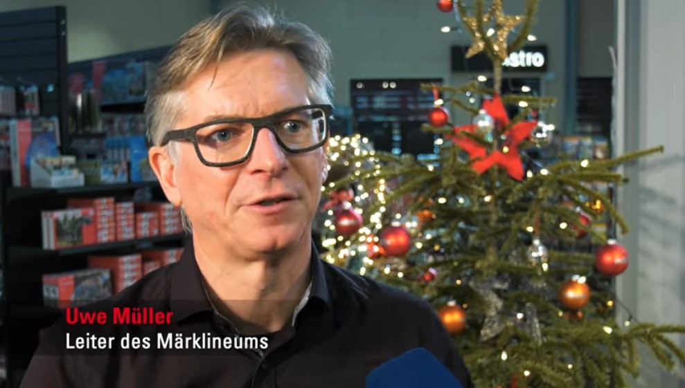 Uwe Müller, Leiter des Märklineums in Göppingen eröffnete die virtuelle Vernisage! 