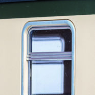LGB Clubmodell 2022 "SOEG-Personenwagen 970 231" Vorbildlich: Die typischen Übersatzfenster der Zittauer Personenwagen sind natürlich auch beim Modell vorhanden. 