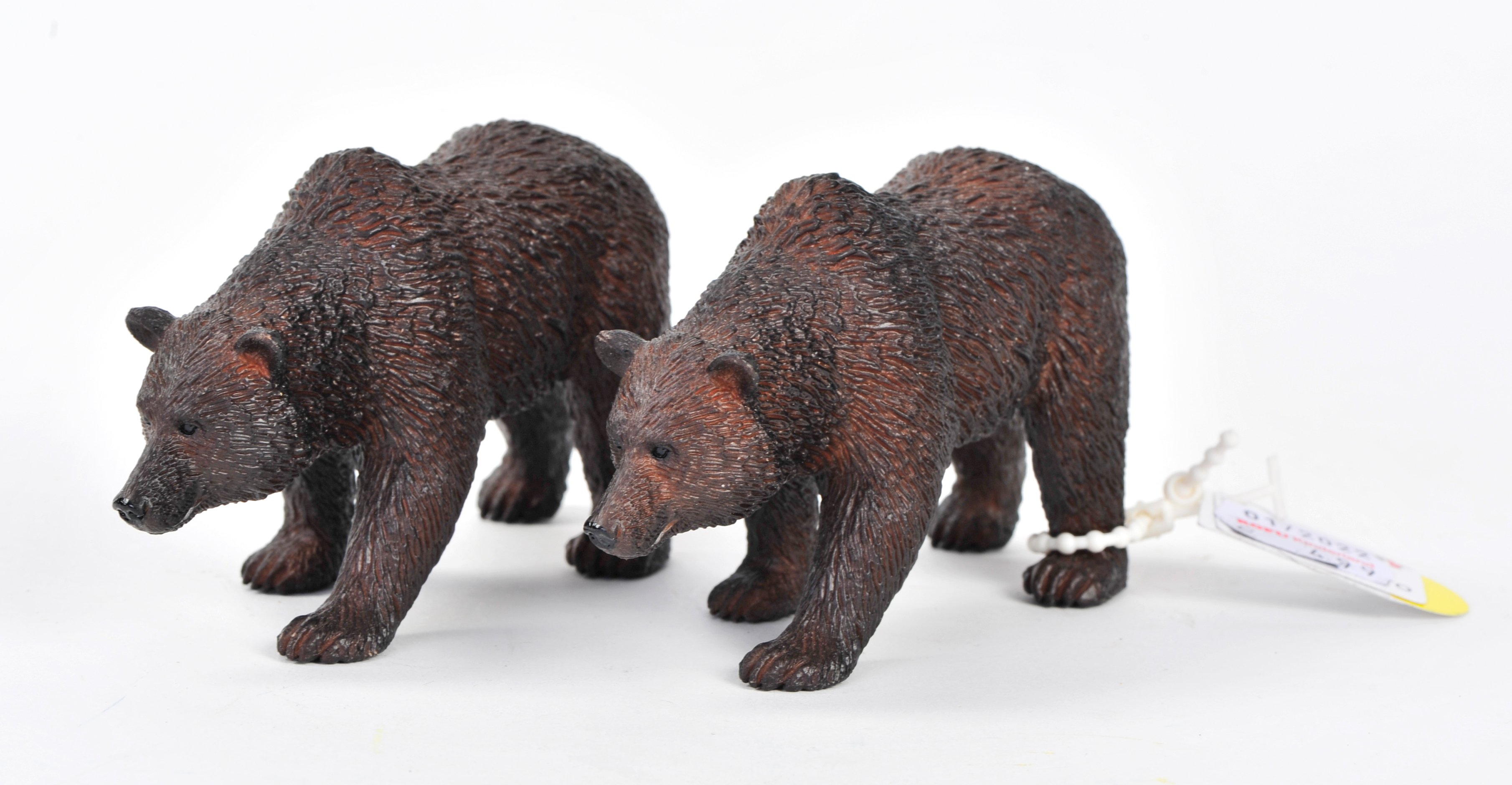 Bei der Spielzeugkette Rofu gibt es seit ein paar Jahren eine eigenen Marke für Figuren: Besttoy Woodland. Die beiden abgebildeten Bären sind unter der Nummer 387216 für je 4,99 EUR (Stand 7.1.2023) zu haben. 