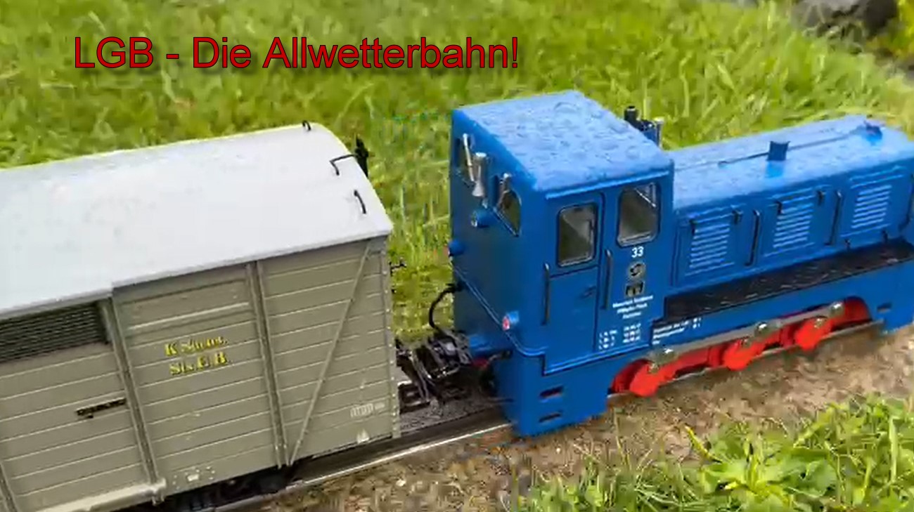 Die LGB als Allwetterbahn! Auch bei Regenwetter fährt der LGB Zug zuverlässig seine Runden auf der Gartenbahnanlage. Heute hat Hendrik Hauschild die Mansfelder Diesellok (LGB 20323) mit dem Güterwagen der SOEG (LGB 43600) und dem Personenwagen der Fichtelbergbahn (LGB 36370) im Video festgehalten. 