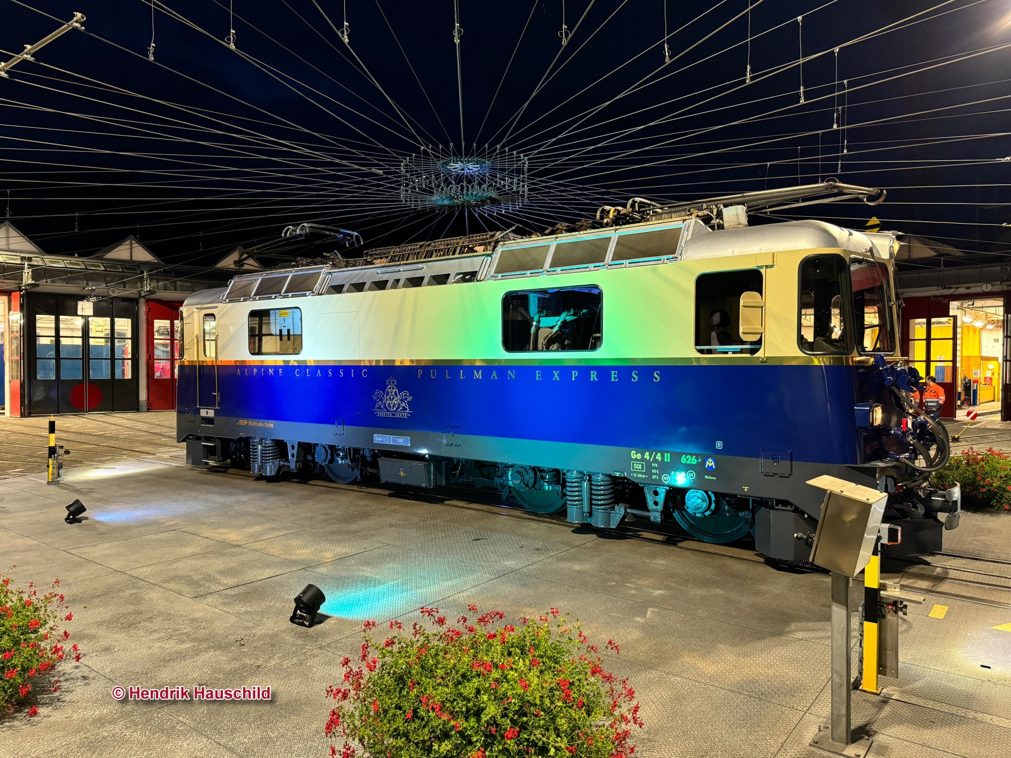 Die Ge 4/4 II Nr. 626 der RhB auf der Drehscheibe in Landquart bei der Prsentation im neuen Kleid des Alpine-Classic - Pullman Express. 