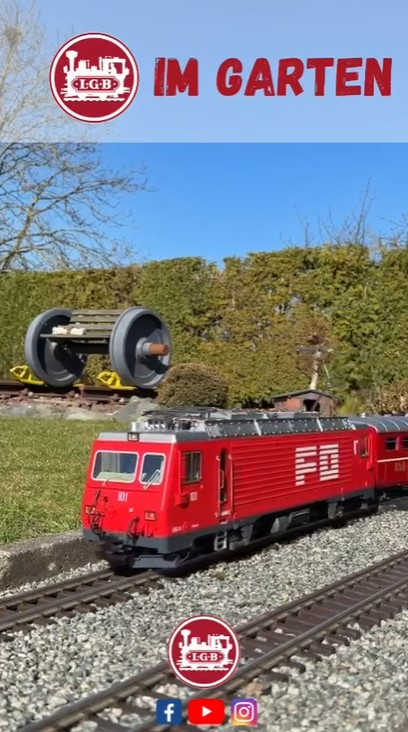 Mit der LGB im Garten bei sch�nem Fr�hlingswetter. HGe 4/4 II der FO Nr. 101 mit den Panorama Wagen der Furka Oberalp und einem Speisewagen. 