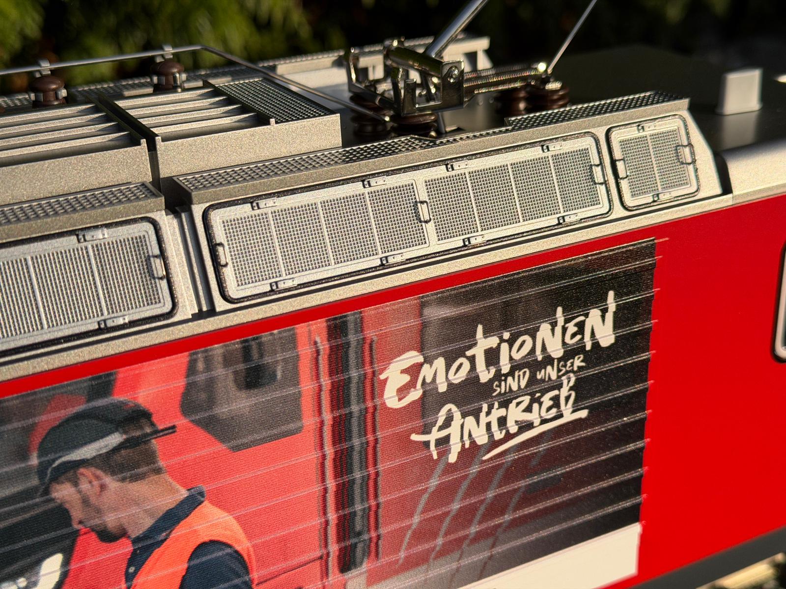 Digitaldruck macht es möglich: Ein Bild auf der LOKseite der HGe 4/4 II MGB "DOM" Nr. 3 - LGB Art. Nr. 23105. "Emotionen sind unser Antrieb".