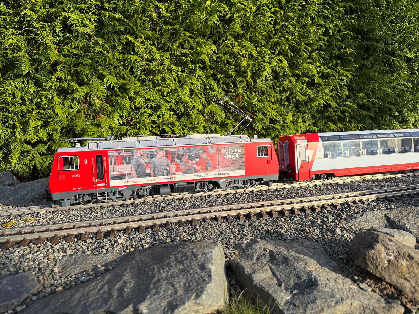 Digitaldruck macht es möglich: zwei verschiedene Bilder auf der LOKseite der HGe 4/4 II MGB "DOM" Nr. 3 - LGB Art. Nr. 23105. "Emotionen sind unser Antrieb".