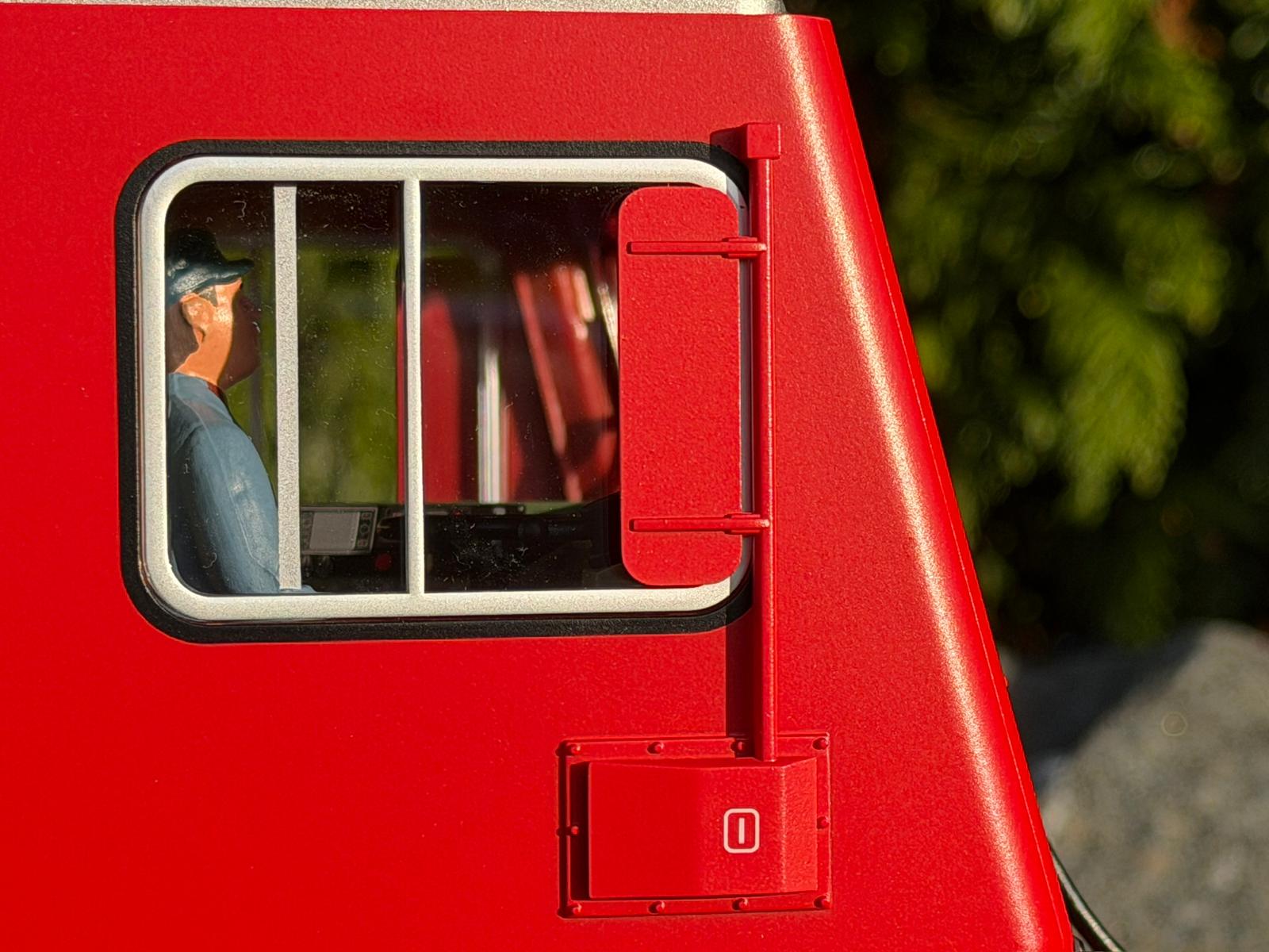Seitenfenster und Spiegel am Führerstand Nr. I der MGB Lok - Art. Nr. 23105.