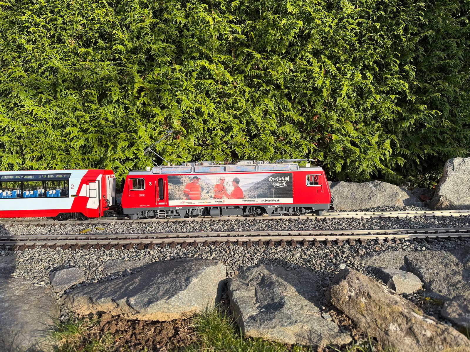 Digitaldruck macht es möglich: zwei verschiedene Bilder auf der LOKseite der HGe 4/4 II MGB "DOM" Nr. 3 - LGB Art. Nr. 23105. "Emotionen sind unser Antrieb".