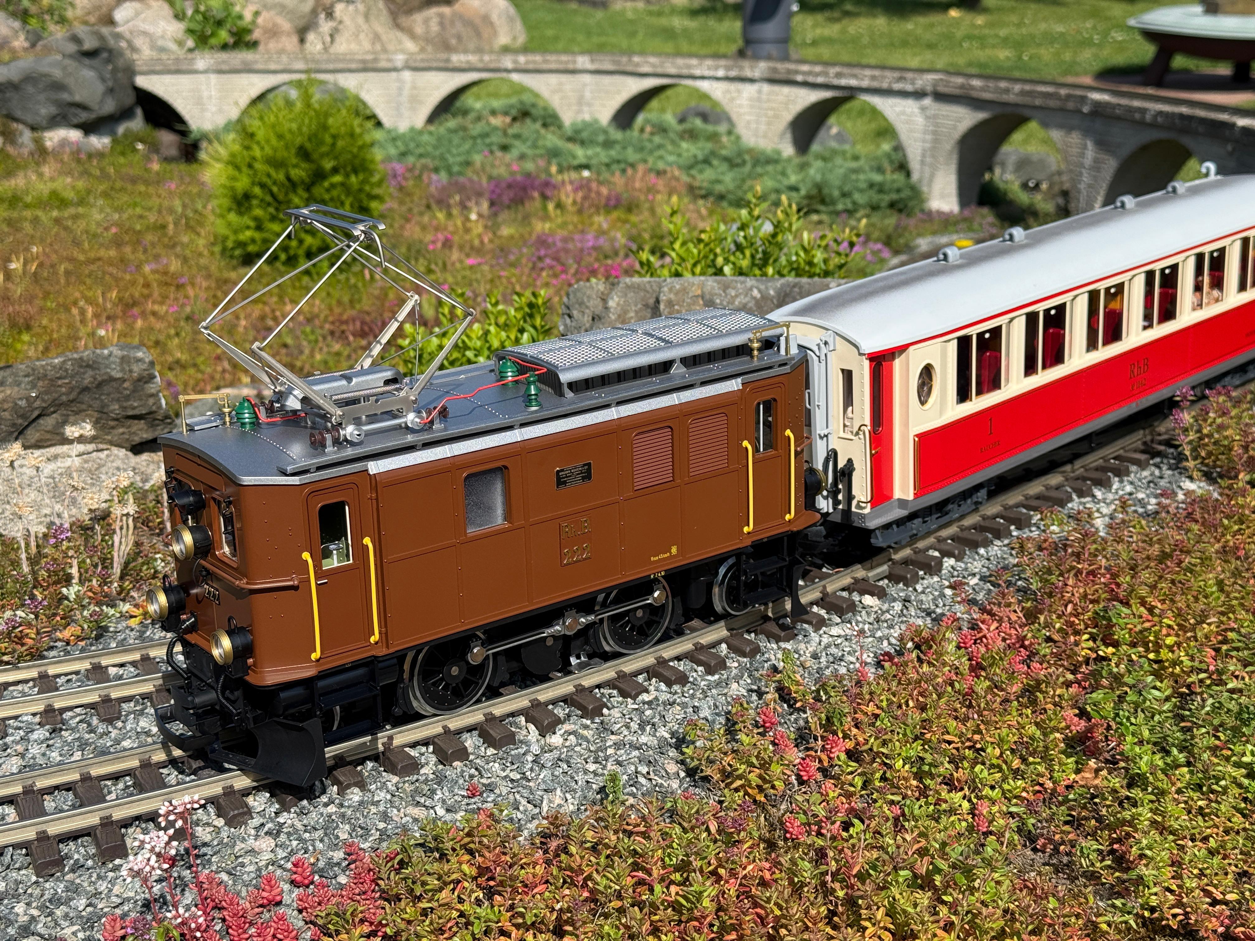 Das Modell der RhB Ge 2/4 (Art. Nr. 24451) von LGB ist ausgeliefert. Hier mit dem RhB Salonwagen in rot/beige - Art. Nr. 30650 (Bauzeit 1995 bis 1999 - Vorbild RhB 4-Achs Drehgestell-Salonwagen der Rhätischen Bahn. Wagenaufbau in rot/beige. Logo "RhB" und Wagennummer "AS 1142".