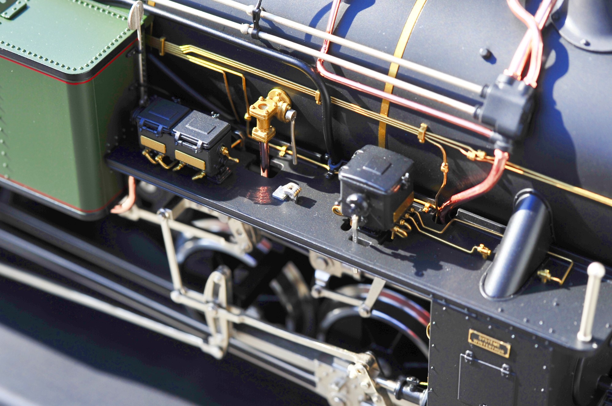 Die r�ckw�rtige Ansicht der Zahnraddampflok HG 4/4 mit dem Kohlenkasten zeigt die Highendausf�hrung mit filigranen Lampen, den Griffstangen zum F�hrerstandsaufstieg und die freiliegenden Leitungen am Kessel. Die rot-wei�-rote Scheibe bewegt sich im Betrieb auf und ab. Ein weiteres Highlight an der Metalllokomotive. 