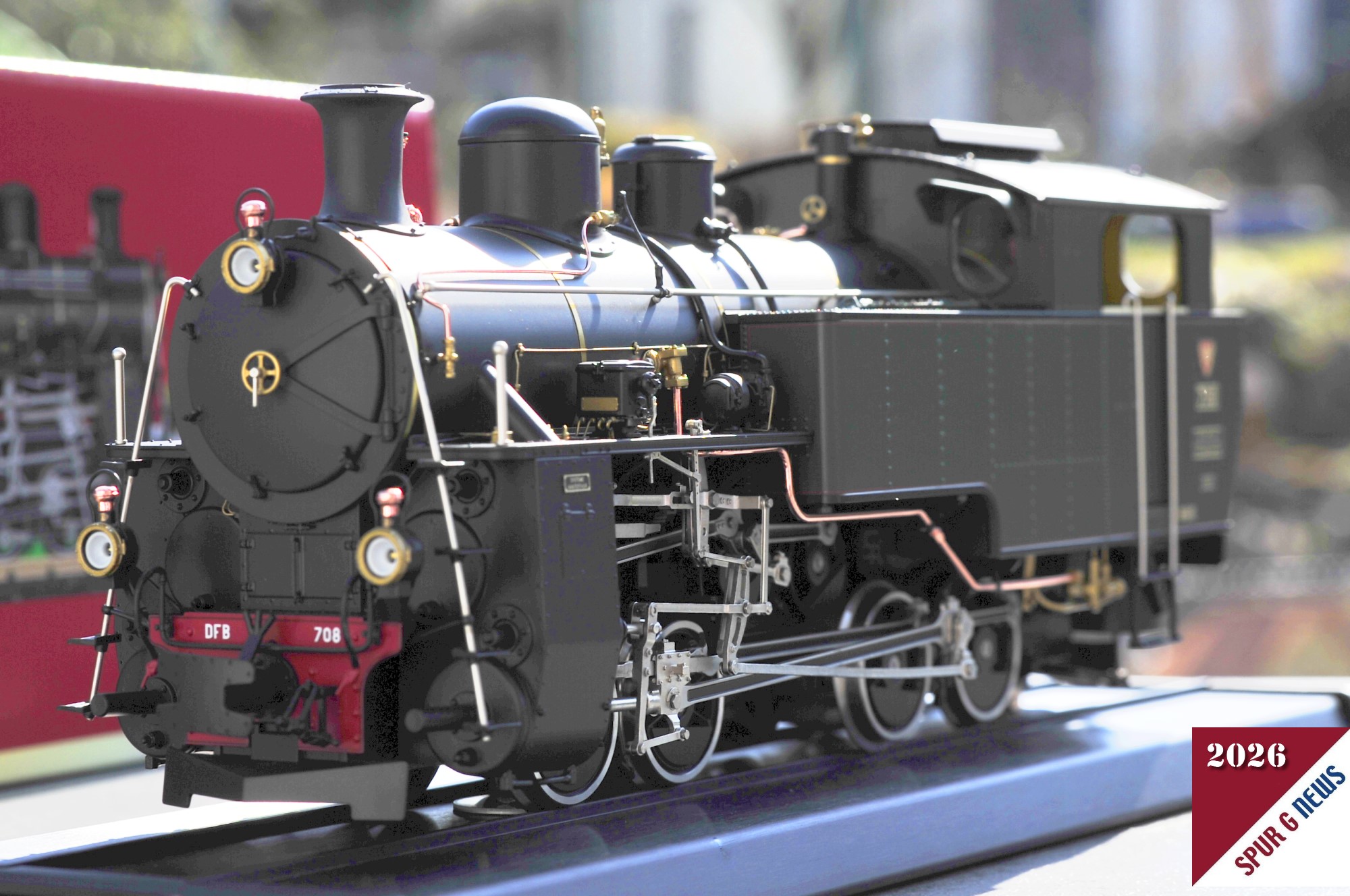 Im heutigen sonnigen Gegenlicht kommen die gr�nen Wasserk�sten der Lok dunkel hervor. Mit den angesetzten Leitungen und Aufstiegen, dem filigranen Umlenkgest�nge f�r das Zahnrad kommt die Lok sehr bullig raus. Wie auf dem Originalbild in der Ver�ffentlichung ist auch die kupferne Leitung entlang des Wasserkastens hervorragend im Modell dargestellt. 