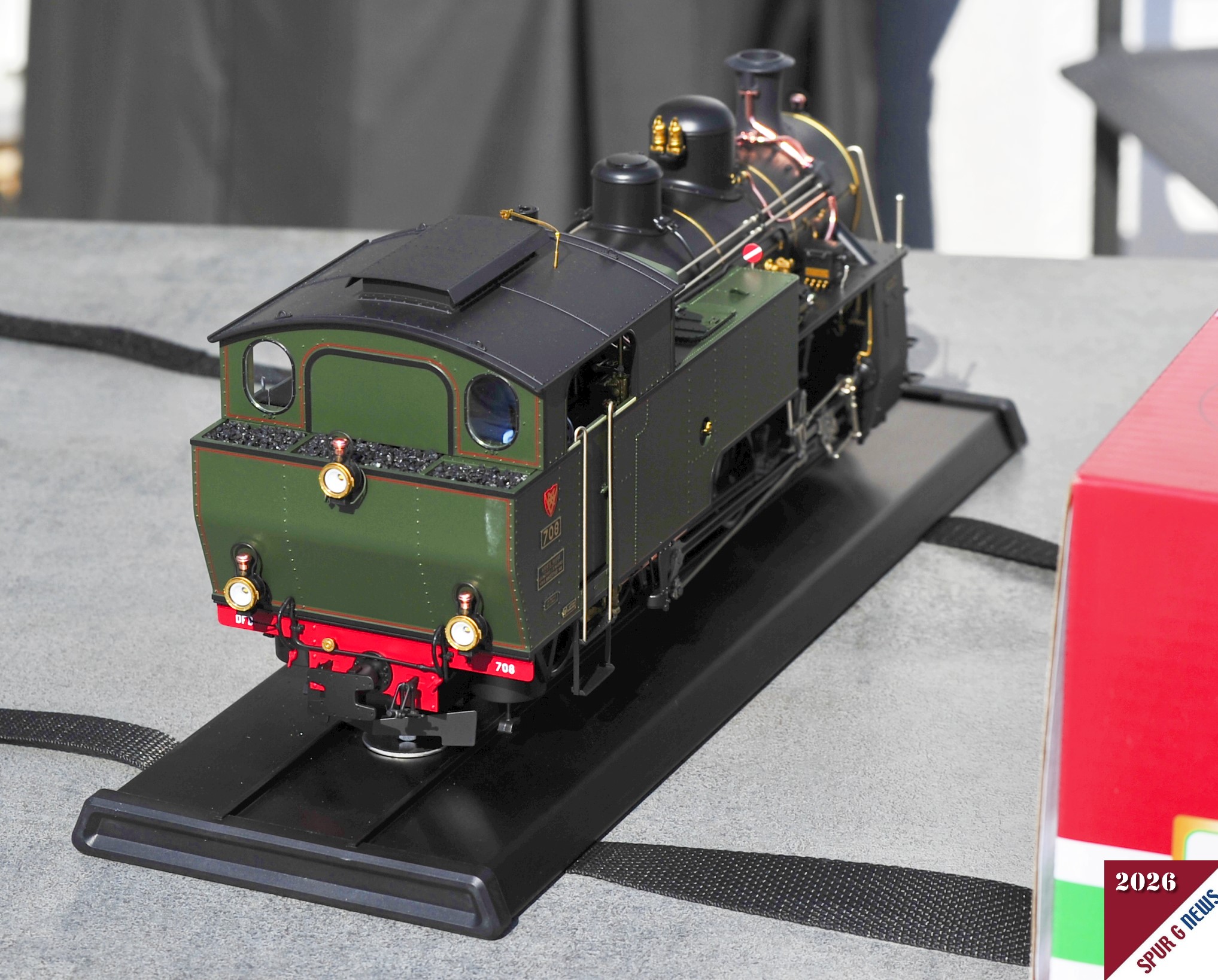 Die r�ckw�rtige Ansicht der Zahnraddampflok HG 4/4 mit dem Kohlenkasten zeigt die Highendausf�hrung mit filigranen Lampen, den Griffstangen zum F�hrerstandsaufstieg und die freiliegenden Leitungen am Kessel. Die rot-wei�-rote Scheibe bewegt sich im Betrieb auf und ab. Ein weiteres Highlight an der Metalllokomotive. 